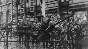 9. November 1923 Marsch zur Feldherrnhalle; Himmler mit Fahne an einer Straßensperre der Polizei 