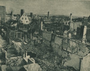 Die zerstörte Neugasse mit dem Faulturm im Hintergrund