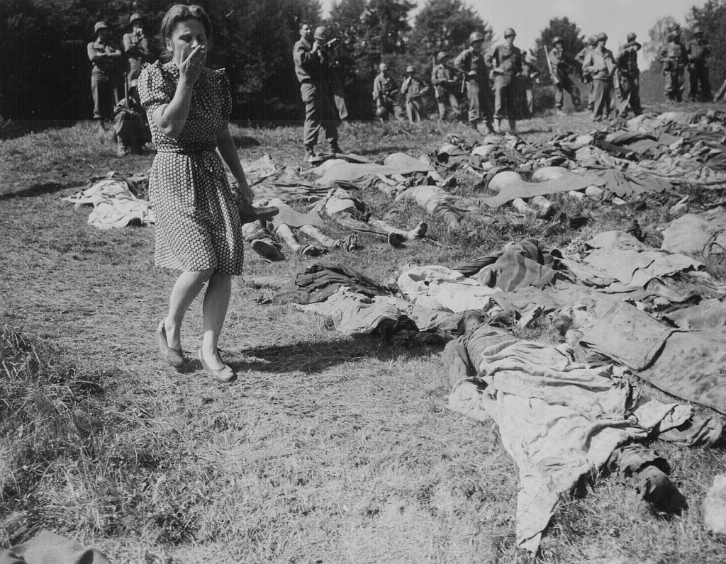 Ein deutsches Mädchen ist überwältigt, als es am 17. Mai 1945 bei Buchenwald die exhumierten Körper von einigen der 800 Sklavenarbeiter sieht. Scham und Schuld werden bald von Verdrängung abgelöst; Foto: National Archives FAQ