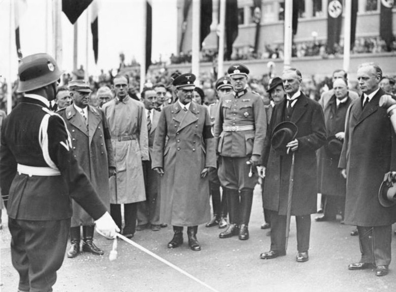 Ludwig Siebert (2. v. l.) bei der Abreise Premierminister Chamberlains (2. v. r.) in München am 30. Dezember 1938 (Münchner Abkommen); Foto: Scherl, Bundesarchiv