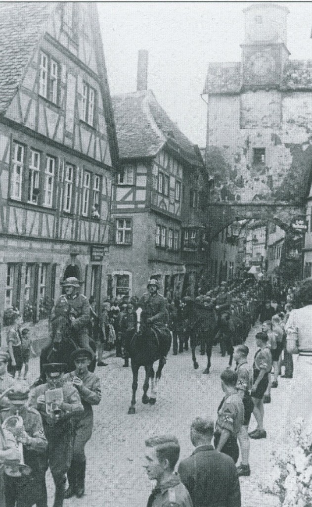 Umzug der Landesschützen vor dem Markusturm mit Röderbogen 1939 