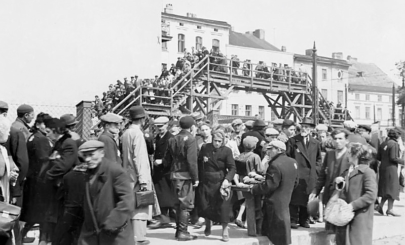 Uebelhoer errichtete das Ghetto Lodz . Das Bild zeigt die Brücke, die zwei Teile des Ghettos verbindet 