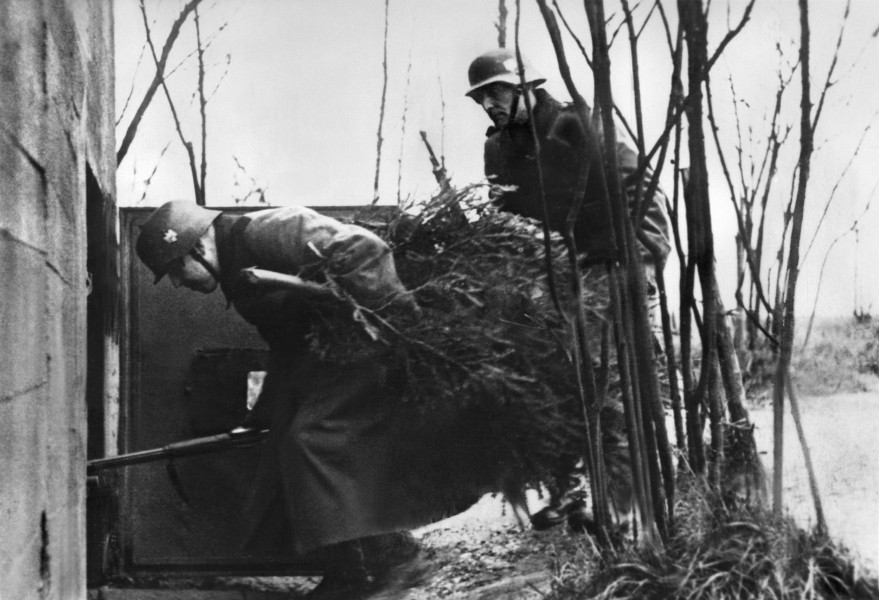 Soldaten besorgen an der Ostfront einen Weihnachtsbaum 