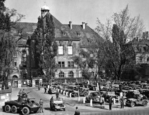 Das streng gesicherte Justizgebäude in Nürnberg während der Kriegsverbrecherprozesse