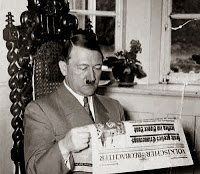 NS-Propagandafoto: Hitler liest den "Völkischen Beobachter" 