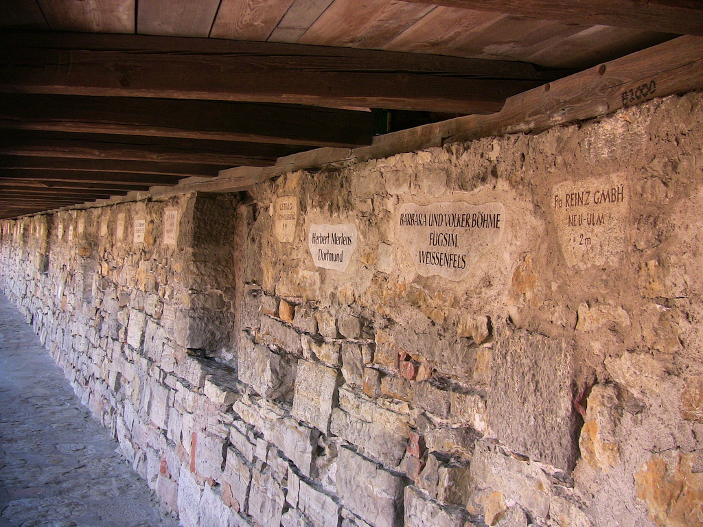 Sponsoren-Tafeln in dem Teil der Stadtmauer, die wieder aufgebaut wurde