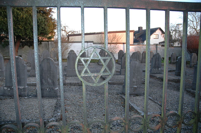 Blick in den steril anmutenden Friedhof