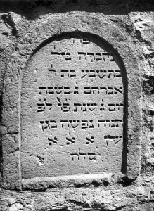 Grabstein aus dem Mittelalter, aufgefunden 1914 auf dem eingeebneten "Judenkirchhof" aufgefunden