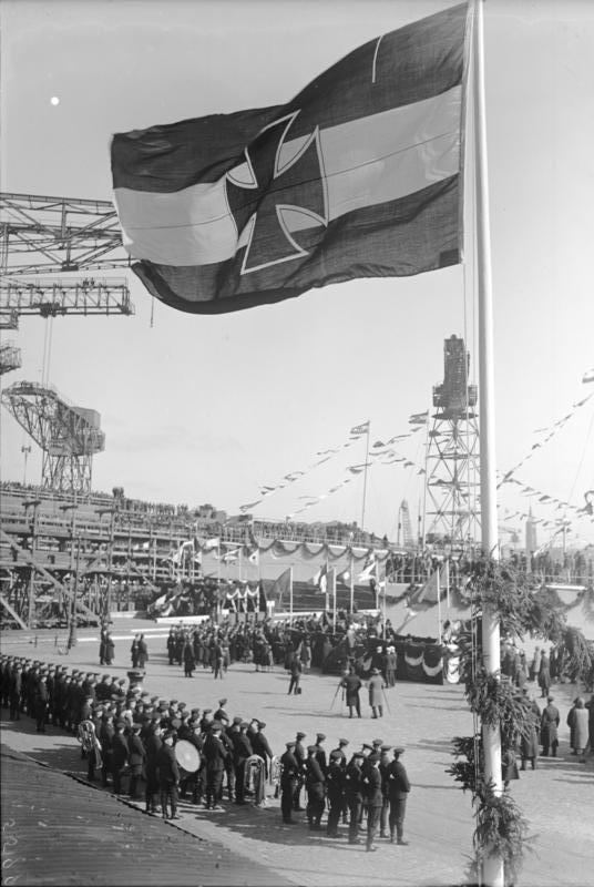 1928 Stapellauf von Zerstörern in Wilhelmshaven mit gehisster Reichskriegsflagge der Weimarer Republik