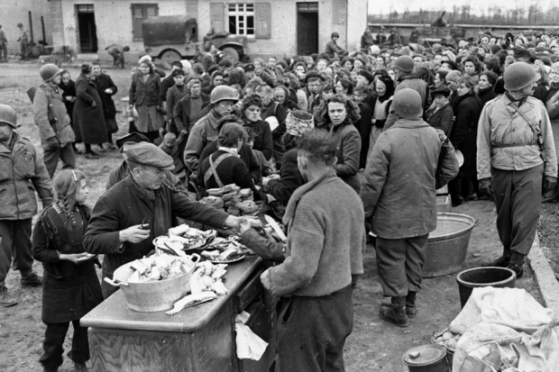 Amerikanische Soldaten verteilen Lebensmittel (Foto: nicht Rothenburg) 