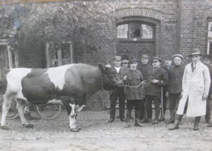 Typische Foto-Darstellung einer Viehhändlerfamilie mit Angestellten